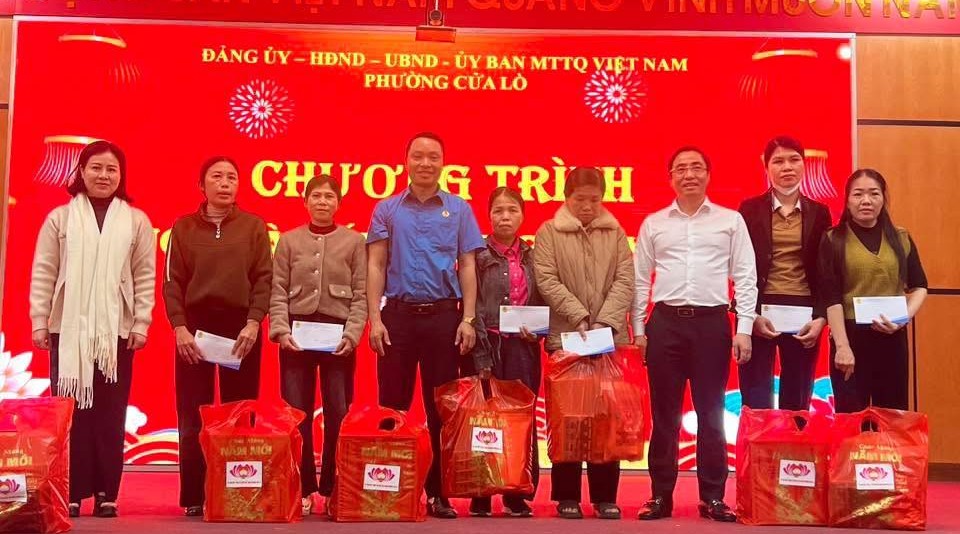 Cua Lo Ward Trade Union presented 30 Tet gifts to 30 union members and workers in difficult circumstances. Photo: Nghe An Trade Union