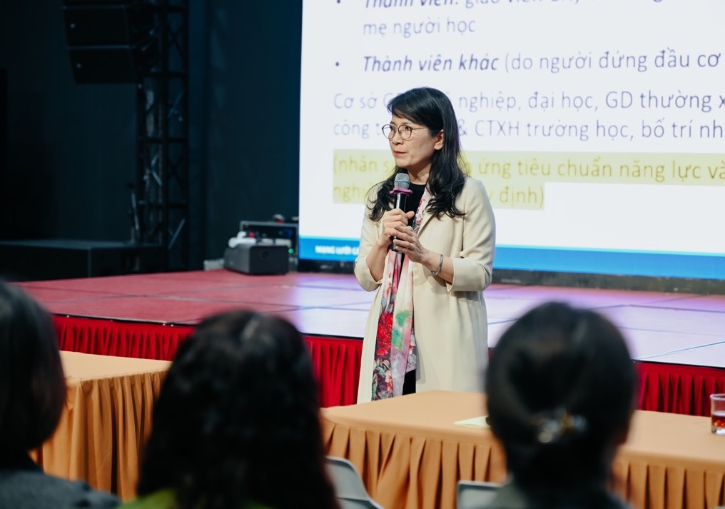 TS Nguyễn Thị Thu Anh, Phó Chủ tịch Hội Tâm lý – Giáo dục học Hà Nội, phụ trách Cộng đồng Tâm lý học đường Hà Nội chia sẻ tại chương trình. Ảnh: BTC