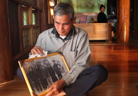 Cụ Bảo tuổi đã cao nhưng ký ức về Đại hội vẫn vẹn nguyên. Ảnh: Vũ Quang