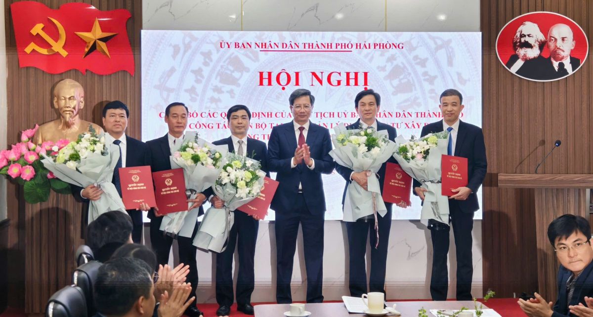 Phó Chủ tịch Thường trực UBND thành phố trao quyết định và tặng hoa chúc mừng lãnh đạo Ban Quản lý Dự án đầu tư xây dựng công trình giao thông Hải Phòng. Ảnh: Cổng TTĐT Hải Phòng