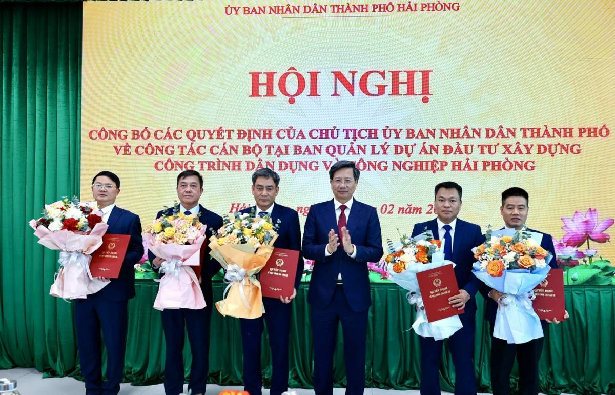 Lãnh đạo thành phố trao quyết định bổ nhiệm Giám đốc, Phó Giám đốc Ban quản lý Dự án đầu tư xây dựng công trình dân dụng và công nghiệp Hải Phòng. Ảnh: Cổng TTĐT Hải Phòng
