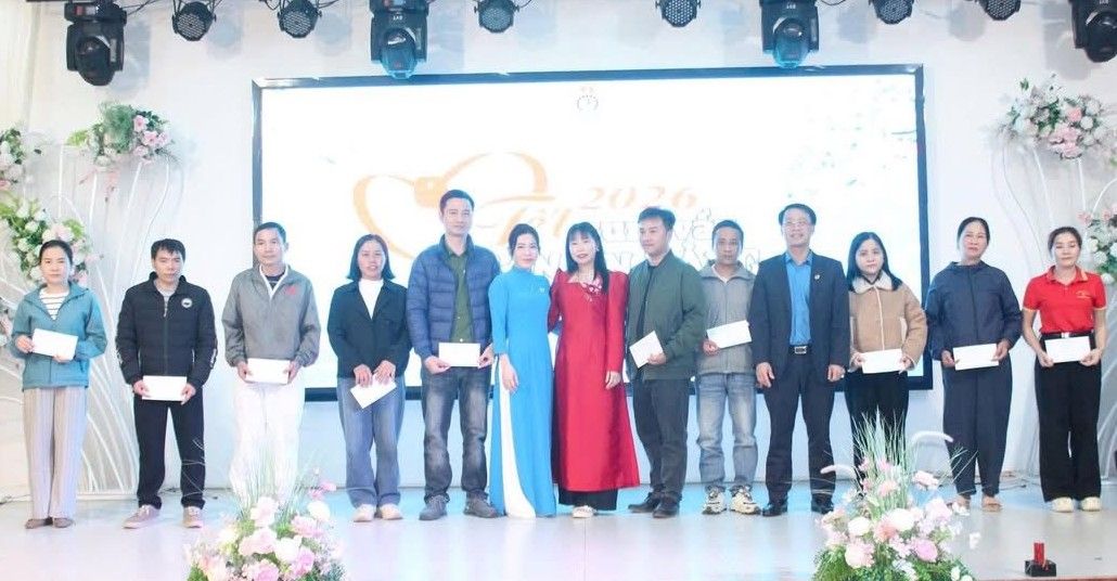 Nghe An Trade Union presents 51 Tet gifts to union members in difficult circumstances in the Tet Sum vay program. Photo: Nghe An Trade Union