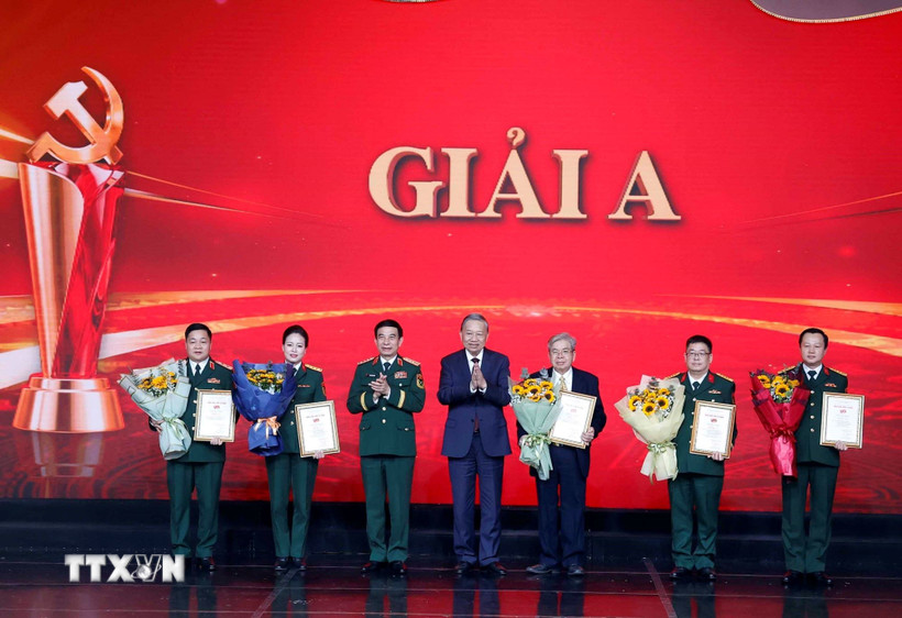 General Secretary To Lam - Secretary of the Central Military Commission and General Phan Van Giang - Member of the Politburo, Deputy Secretary of the Central Military Commission, Minister of National Defense awarded the A prize to the author and the group of authors. Photo: Thong Nhat/VNA