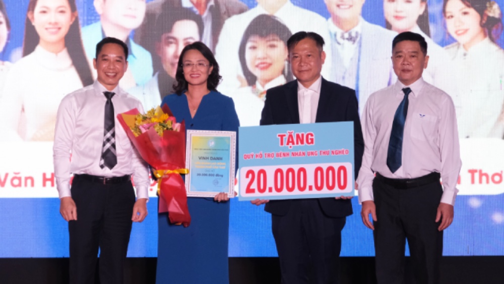 TS.BS. Võ Văn Kha vinh danh những đơn vị, cá nhân, nhà hảo tâm đã đóng góp cho Quỹ.