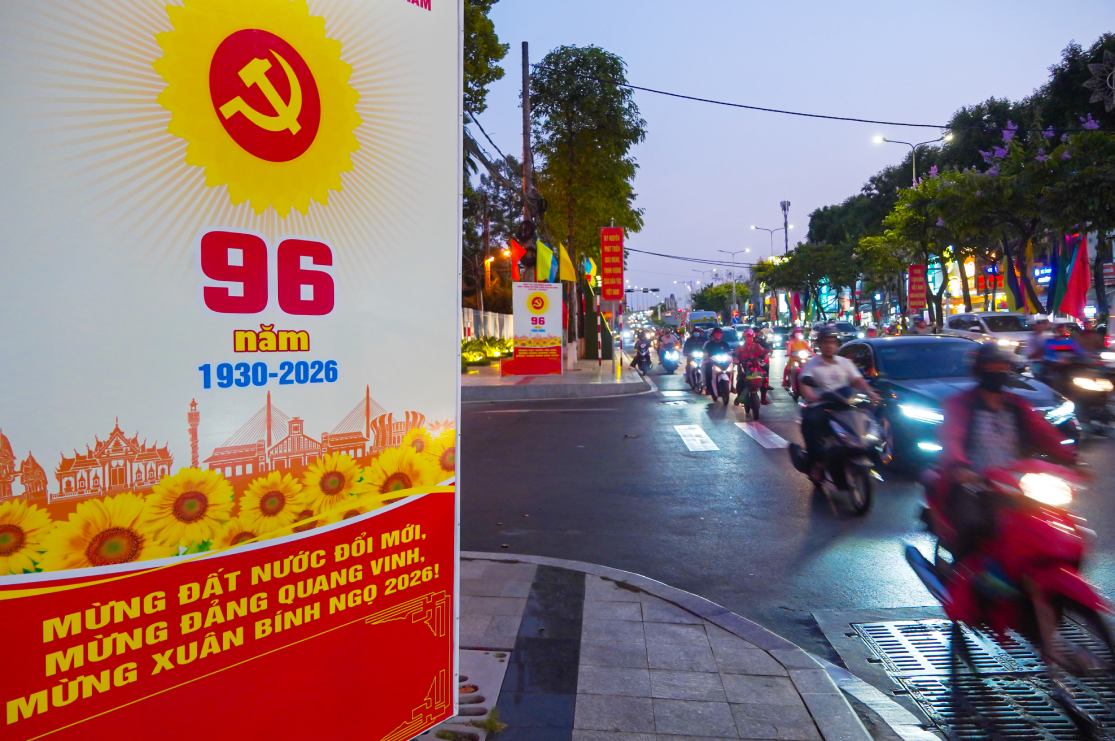 Trong và ngoài cổng Thành ủy Cần Thơ được trang hoàng rực rỡ.