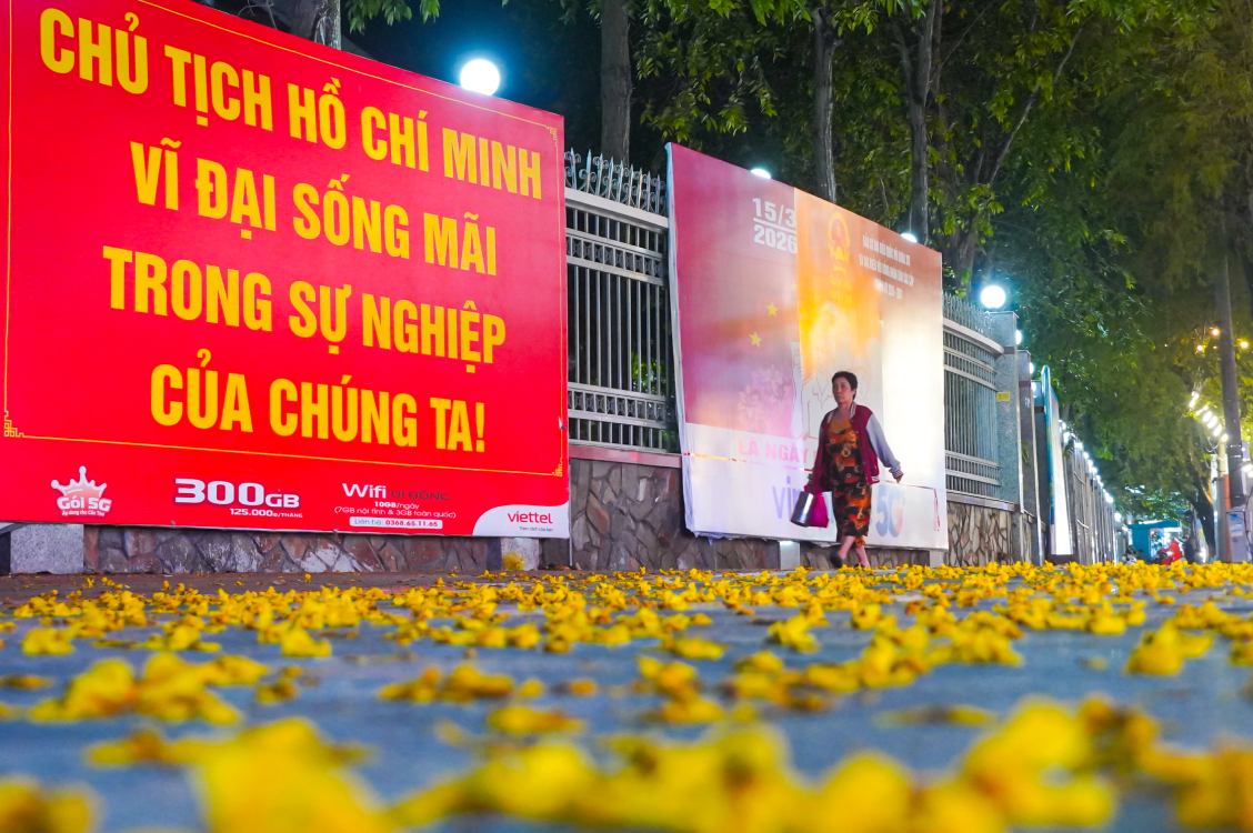 Xung quanh bệnh viện đa khoa thành phố Cần Thơ nổi bật với sắc màu đỏ tươi.