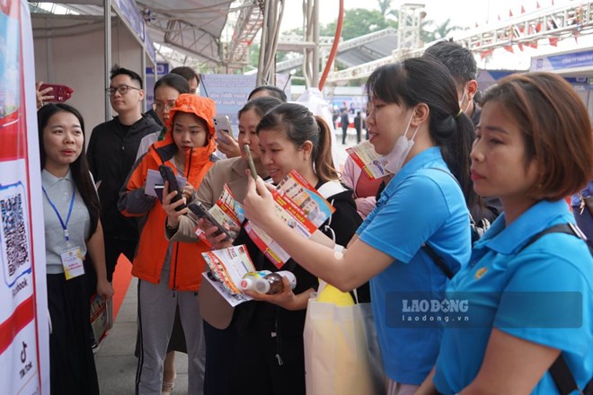Workers come to the Job Fair organized by the Hai Phong City Labor Federation. Photo: Mai Dung