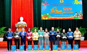 Bim Son Ward Trade Union takes care of Tet for union members and workers