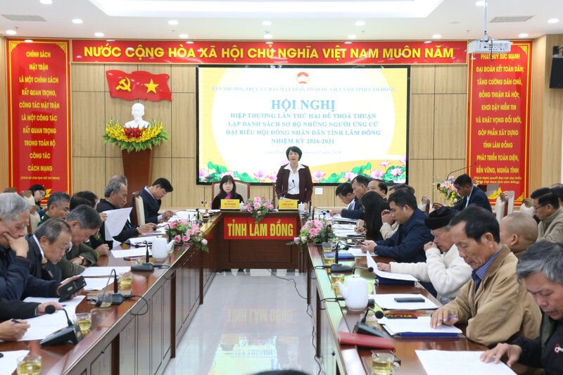 The second consultation conference agreed to make a preliminary list of 175 candidates for the 16th National Assembly and delegates of the People's Council of Lam Dong province. Photo: Duc Lam