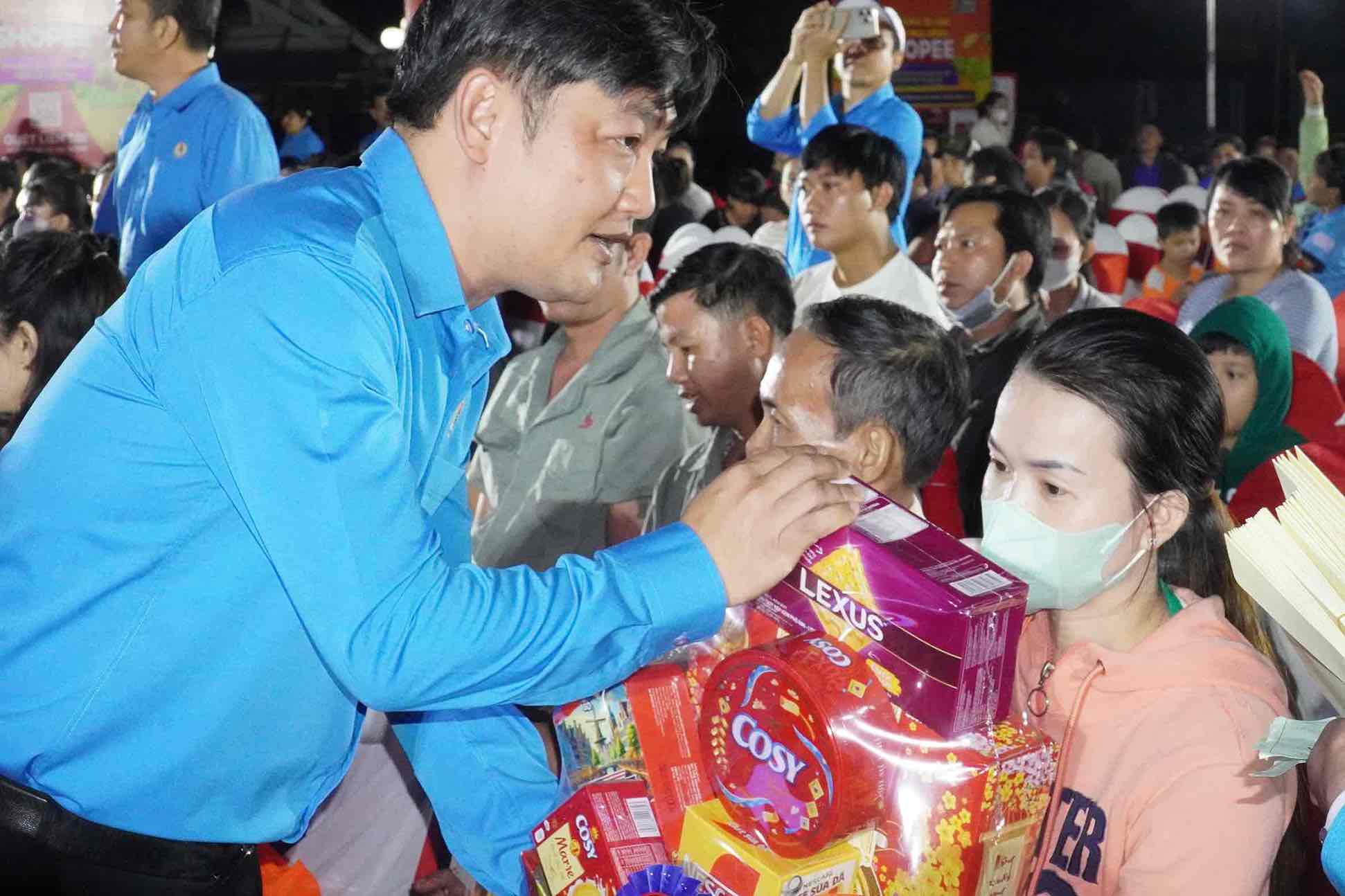 동나이성 노동총연맹 위원장 응우옌중이 어려운 노동자 가정에 설 선물을 전달하고 있습니다. 사진: HAC
