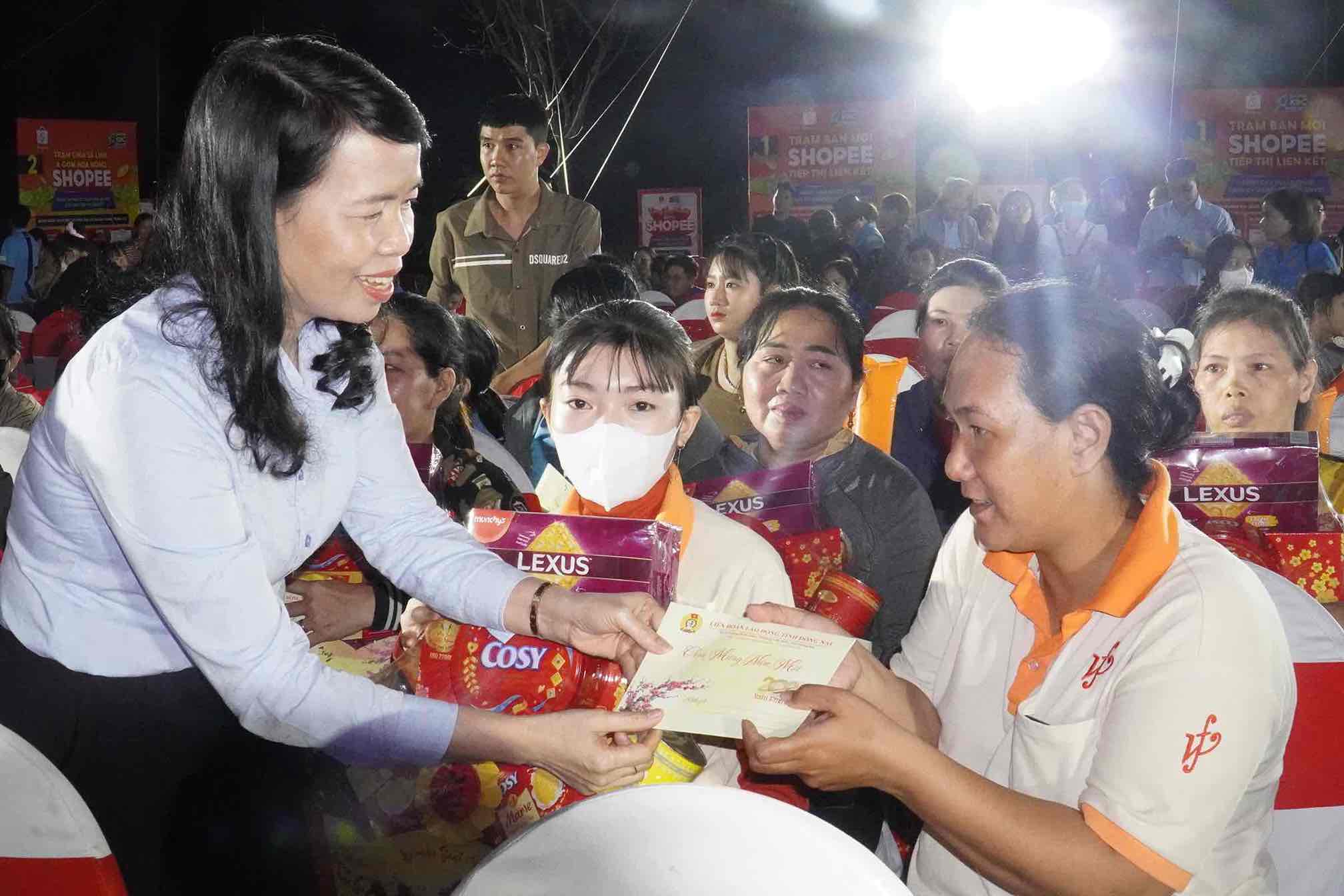 Chủ tịch Ủy ban MTTQ Việt Nam xã Trảng Bom Trần Thị Hồng Thảo trao quà Tết cho gia đình đoàn viên, người lao động khó khăn. Ảnh: HAC