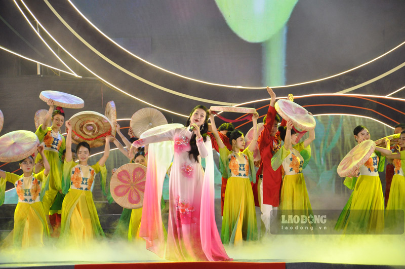 Những màn biểu diễn xen lẫn văn hóa Việt - Trung góp phần tăng tình hữu nghị giữa nhân dân vùng biên. Ảnh: Đinh Đại