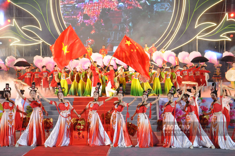 Những tiết mục văn nghệ là món ăn tinh thần dịp năm mới. Ảnh: Đinh Đại