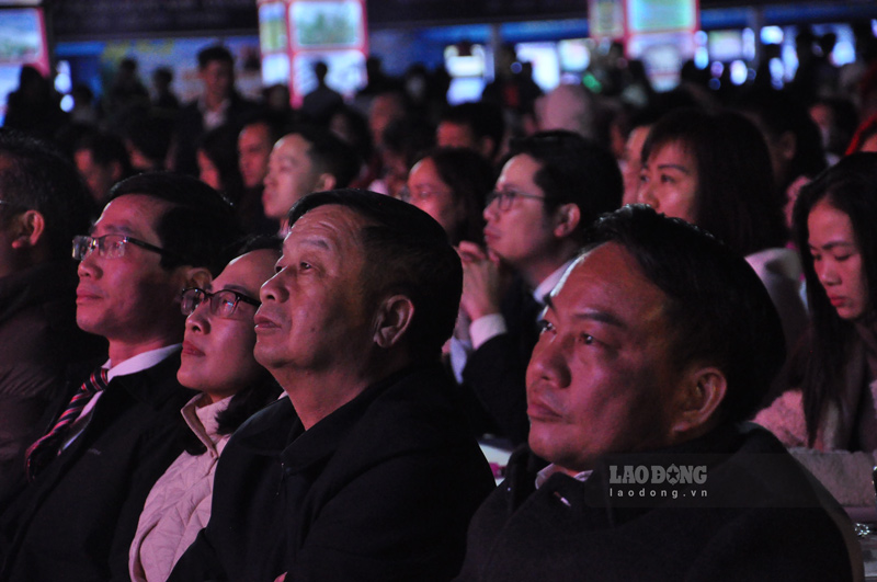 Người dân theo dõi các chương trinh văn nghệ. Ảnh: Đinh Đại