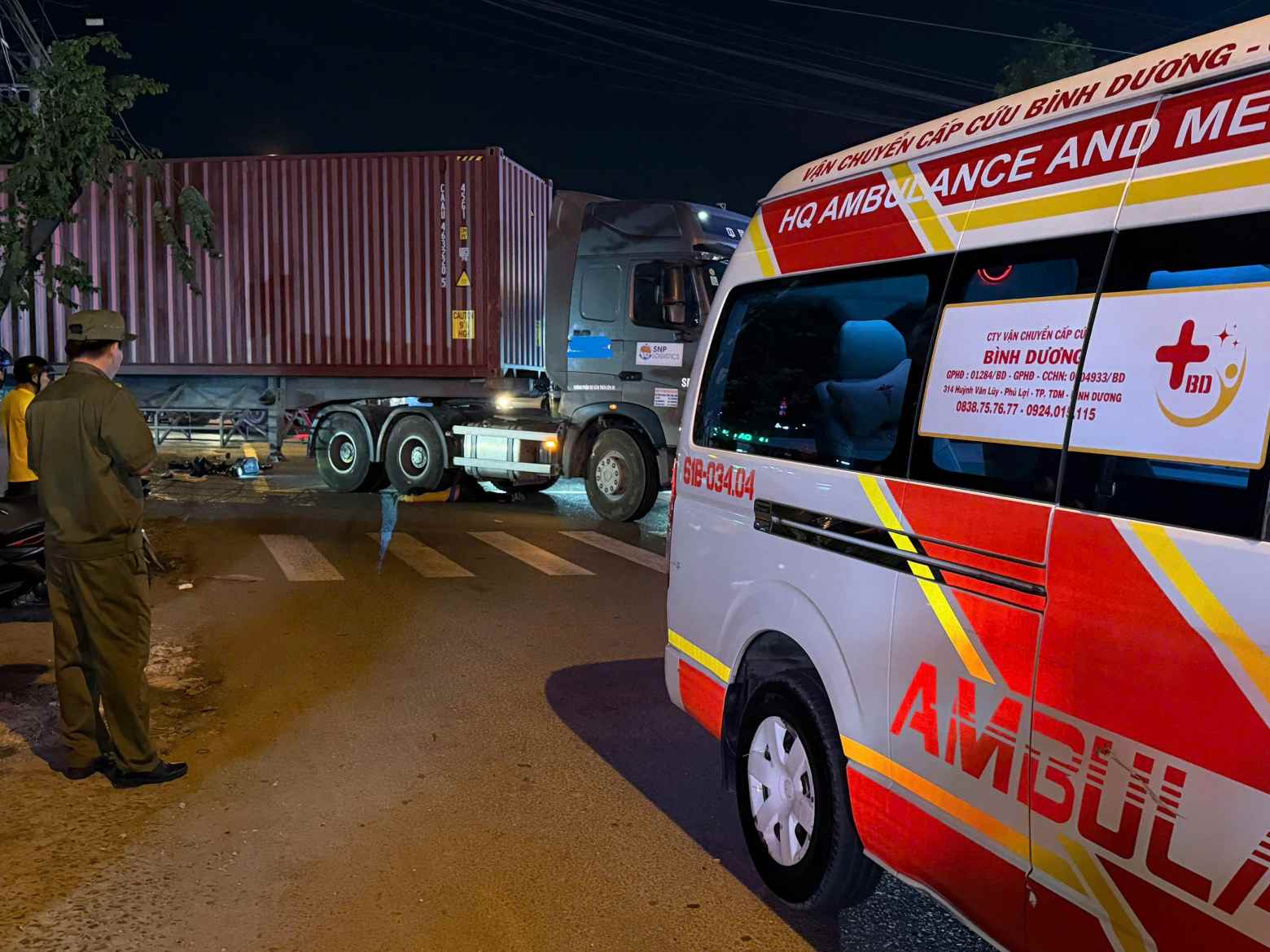 Escena de un accidente de bicicleta eléctrica y contenedor que dejó 1 muerto en Ciudad Ho Chi Minh.