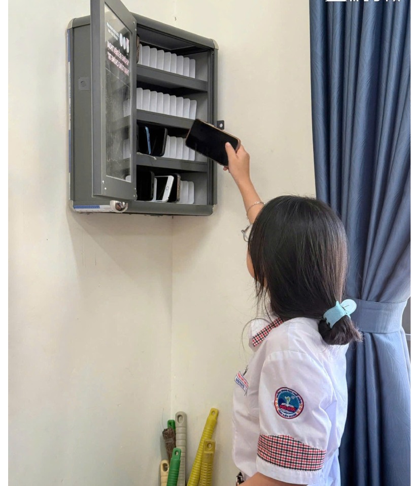 Vào đầu giờ học, tất cả điện thoại sẽ được thu tập trung và cất giữ an toàn trong tủ khóa. Ảnh: Khánh Vân