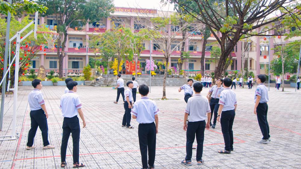 Học sinh vui chơi đá cầu giờ ra chơi. Ảnh: Khánh Vân