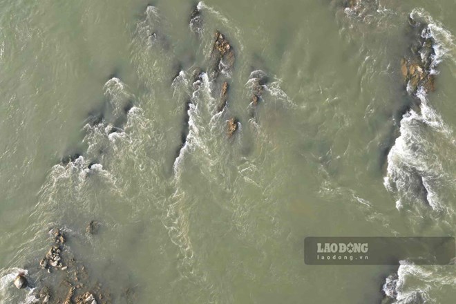 While the Red River is dry with bare sand, the Lo River is dry, and countless reefs appear. Photo: To Cong.