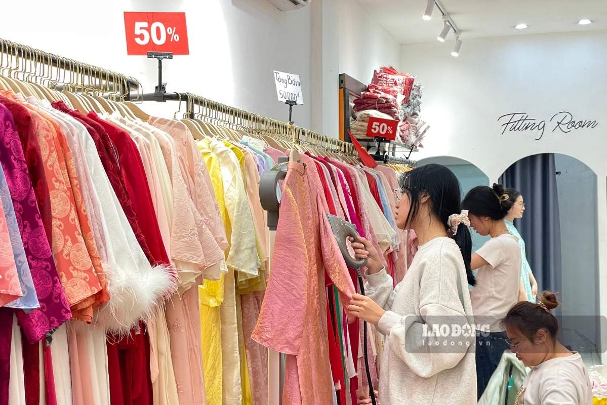 Exciting scene of joining the "race" of Tet Ao Dai, stores reduce up to 50%. Photo: Thanh Binh