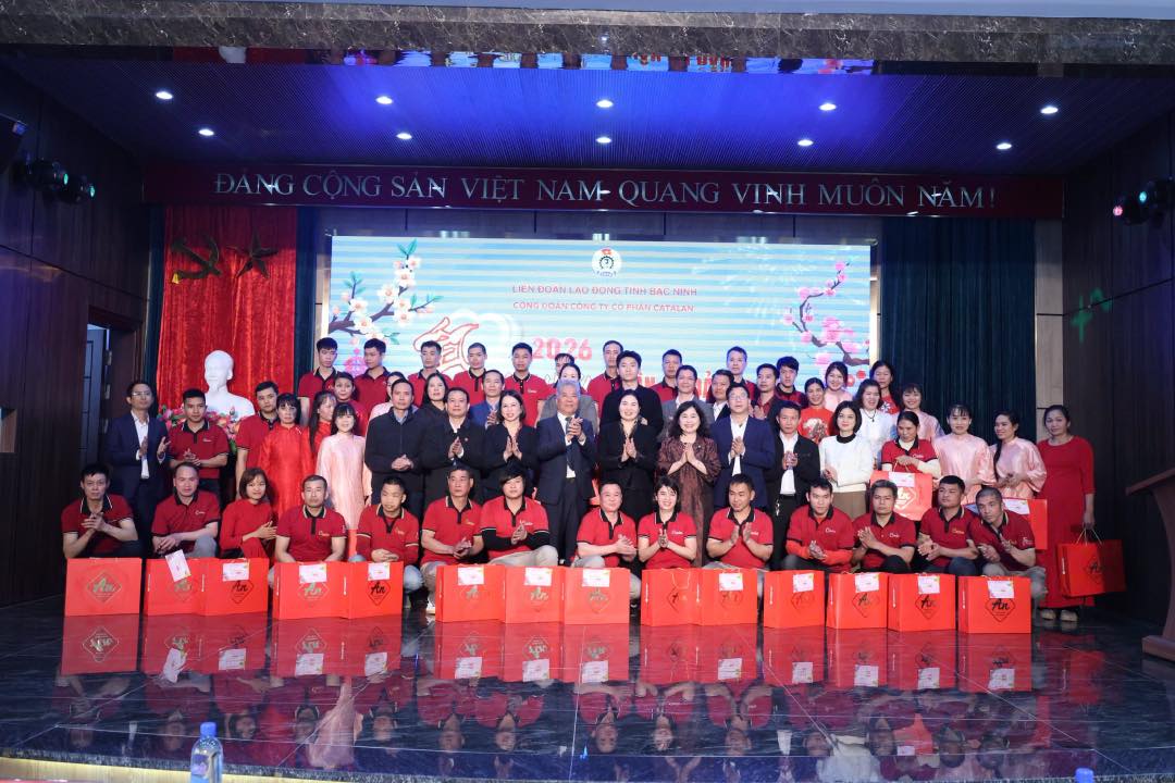 박닌성 지도부, 박닌성 노동 연맹, 회사 지도부가 조합원과 노동자들에게 설날 선물을 증정하고 있습니다. 사진: 찌엔