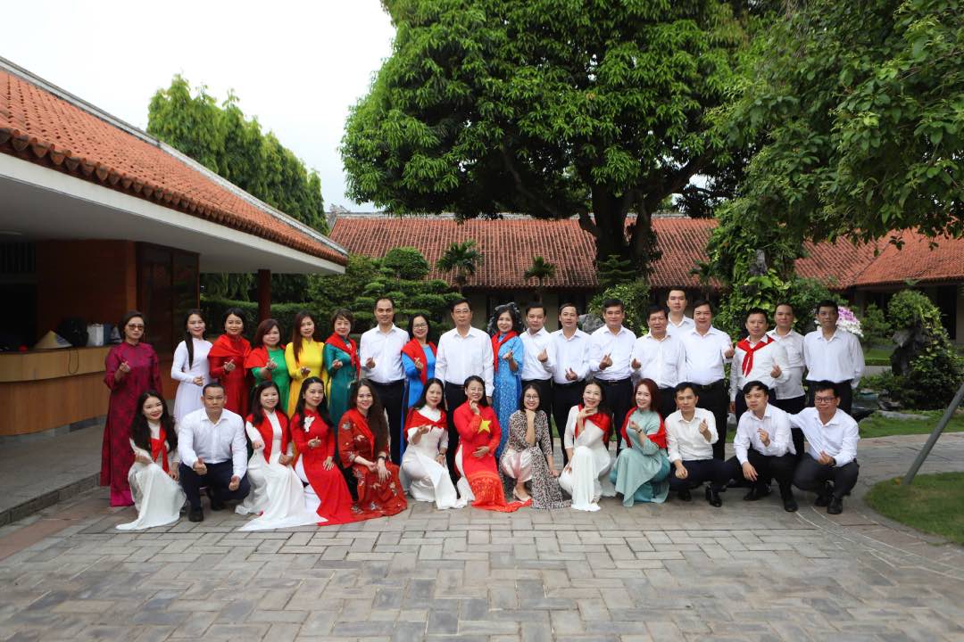 Chi bộ Ban Công tác xã hội sinh hoạt chuyên đề tại Khu di tích Phủ Chủ tịch Hồ Chí Minh. Ảnh: NVCC