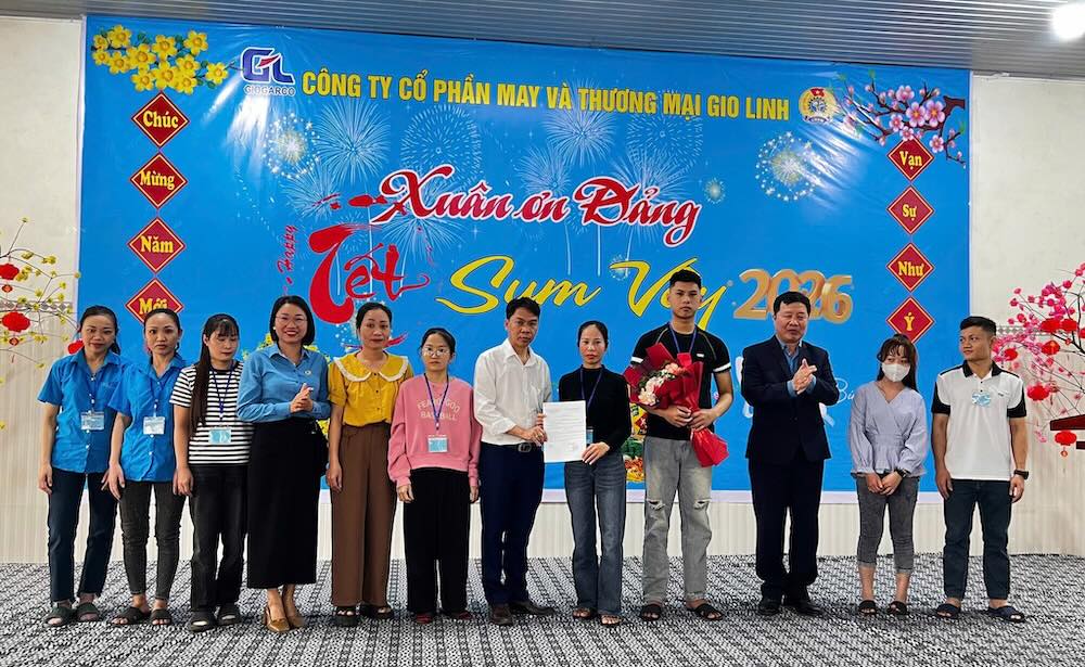 Meaningful Tet gifts to workers of Gio Linh Garment and Trading Joint Stock Company. Photo: Quang Tri Trade Union