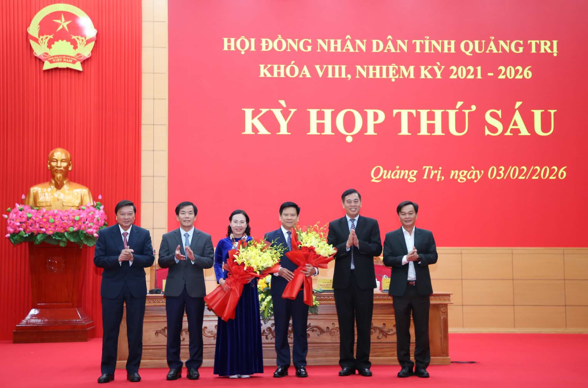 The Standing Committee of Quang Tri Provincial Party Committee presents flowers to Ms. Pham Thi Han and Mr. Le Vinh The. Photo: Cong Sang