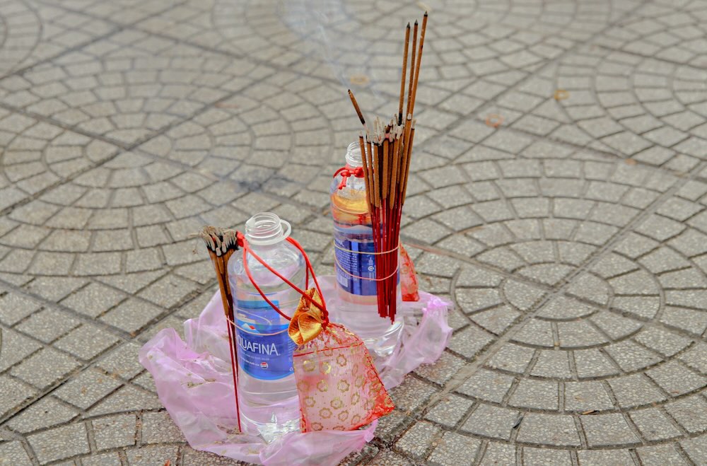 Nhiều người mang theo chai nước gắn thẻ hương hoặc bùa cầu an. Sau khi khấn nguyện, họ uống nước như một cách lấy lộc đầu năm.