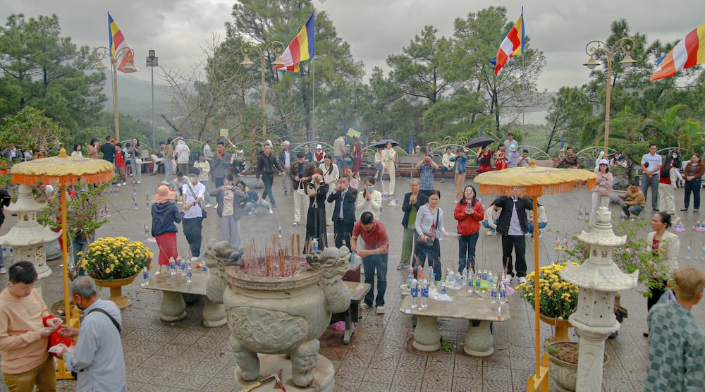 Ba ngày đầu tiên của Tết Nguyên đán 2026, người dân TP Huế tìm về các ngôi chùa để cầu an, gửi gắm ước nguyện bình yên cho gia đình. Không khí mát mẻ, mưa Xuân nhẹ càng làm chốn thiền môn thêm tĩnh tại.