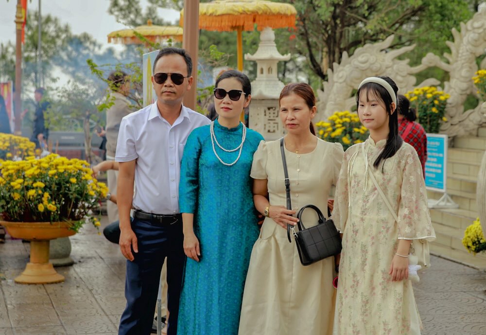 Bên cạnh lễ Phật, nhiều gia đình tranh thủ chụp ảnh lưu niệm, ghi lại khoảnh khắc sum vầy đầu năm.