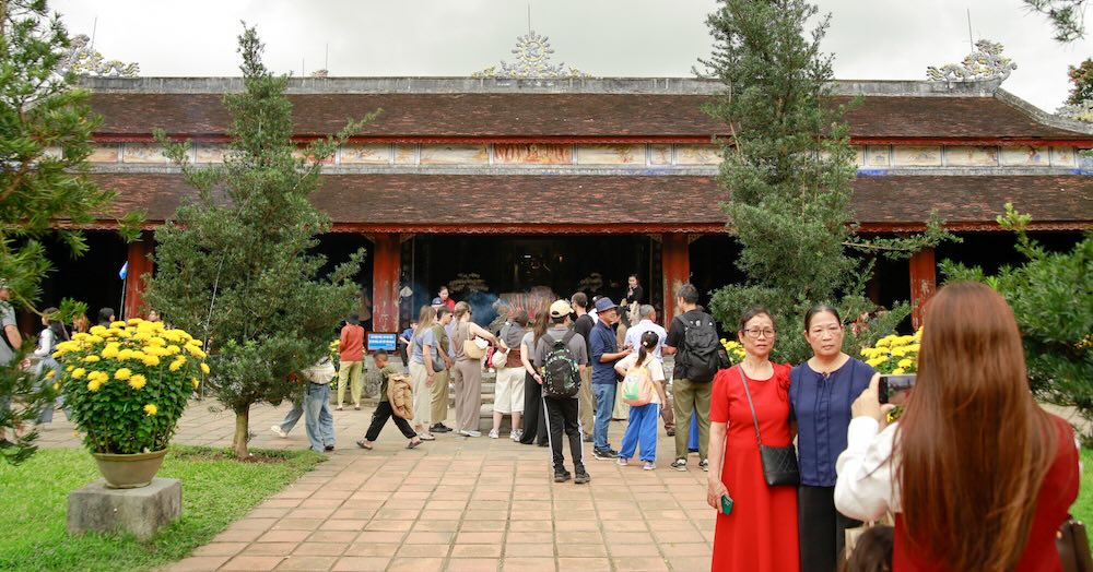 Ghi nhận tại Chùa Thiên Mụ (phường Kim Long), dòng người nối dài vào sân chùa. Ai nấy đều giữ thái độ trang nghiêm, nói khẽ, bước nhẹ.