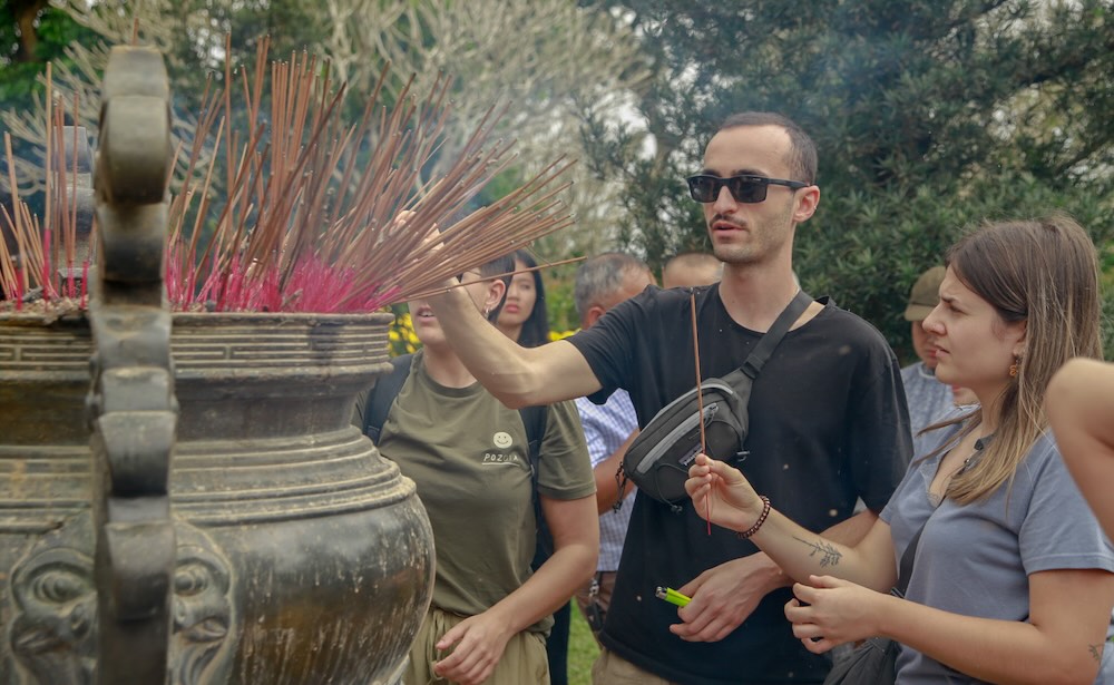 Không chỉ người Việt, nhiều du khách quốc tế cũng tìm đến các cổ tự ở Huế để tham quan, tìm hiểu văn hóa Phật giáo và trải nghiệm không khí Tết.