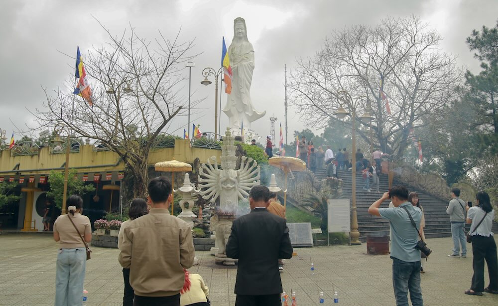 Khu vực Tượng đài Quán Thế Âm (phường Thủy Xuân) đông kín người đến chiêm bái nhưng không xảy ra chen lấn, xô đẩy.