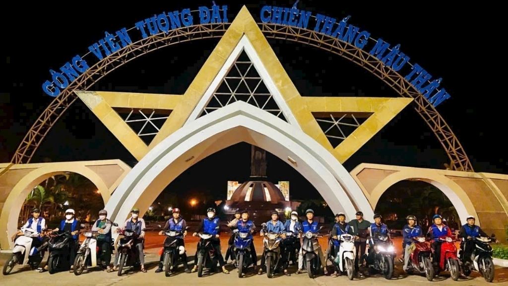 Many students participate in ride-sharing, covering the area from the center to the suburbs. Photo: Hoang Loc