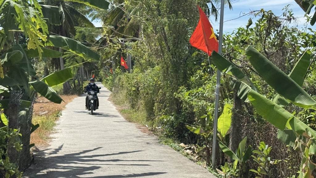 Sinh viên chạy xe công nghệ len lỏi đến các tuyến đường nông thôn phục vụ người dân dịp Tết. Ảnh: Hoàng Lộc