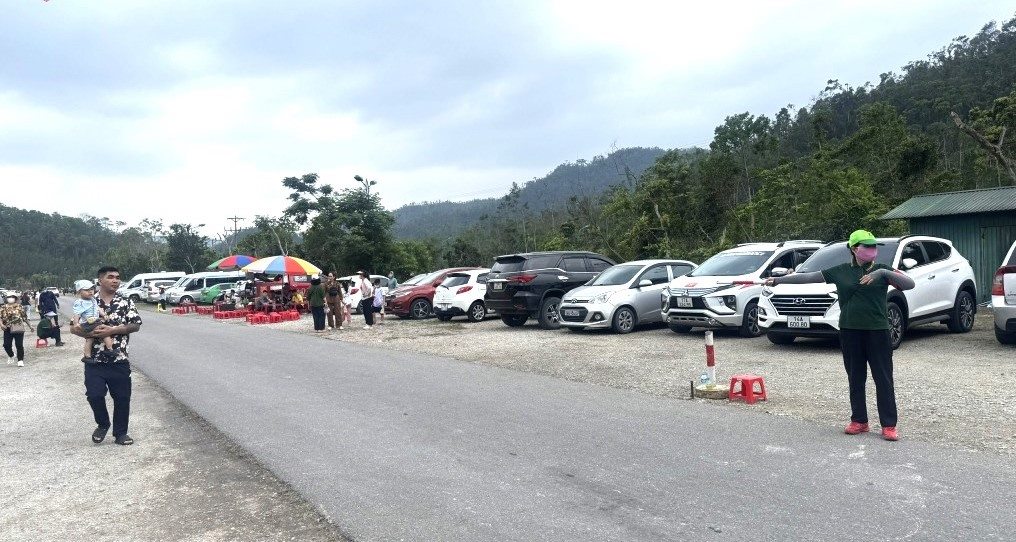 Starting today (the 4th day of Tet), tourists and residents will have free parking for cars and motorbikes at Yen Tu Relic Site. Photo: Hoang Quynh