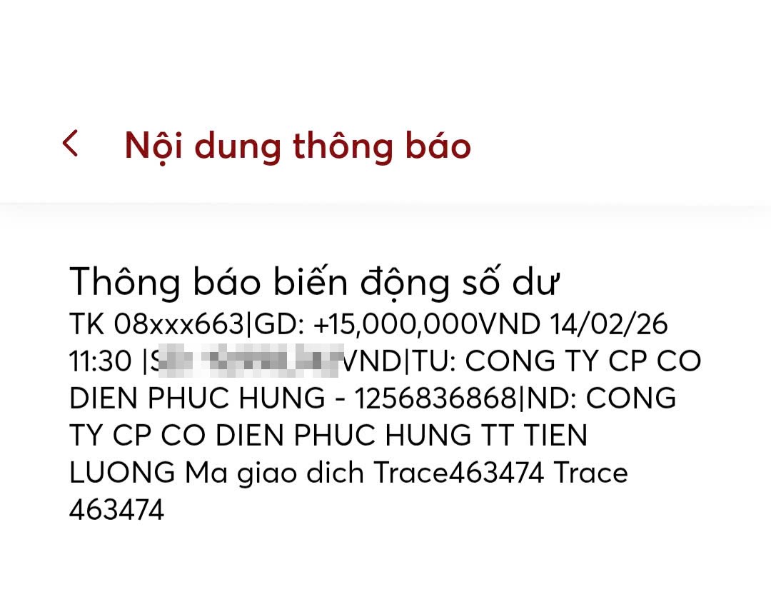 Some workers who used to work at Phuc Hung Mechanical and Electrical Joint Stock Company have been paid a portion of their owed salary. Photo: NVCC
