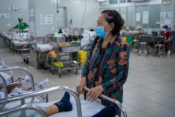 Không chỉ đối mặt với chấn thương ngoại khoa, các ca bệnh nội khoa nhập viện dịp này cũng vô cùng nan giải. Đa phần đều là những trường hợp có dấu hiệu diễn tiến cực kỳ nặng, vượt quá khả năng can thiệp của y tế tuyến dưới. Như trường hợp của người bệnh M.V.H (Đồng Tháp) bị xuất huyết bao tử ồ ạt, nhập viện lúc 21 giờ. Trong cơn hoảng loạn và lo âu của ngày đầu năm, chính sự can thiệp kịp thời cùng lời động viên ân cần của các y bác sĩ đã giúp gia đình bệnh nhân dần vơi bớt sự hoang mang.