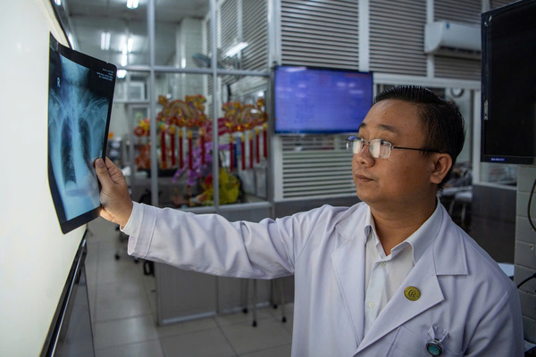 BS.CKI Nguyễn Trọng Phương - Trưởng kíp trực Khoa Cấp cứu đã trải qua cái Tết thứ 10 tại nơi đây. “Lễ Tết thì ai cũng mong muốn được ở bên cạnh gia đình. Tuy nhiên, do đặc thù của ngành y, đây lại là thời điểm người bệnh cần y bác sĩ nhất.“. 