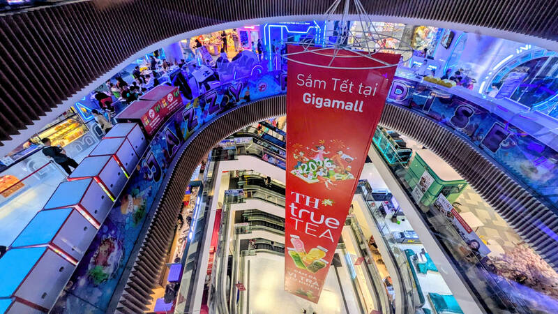 Các trung tâm thương mại ở TPHCM ghi nhận lượng khách tăng cao trong những ngày đầu năm mới Bính Ngọ 2026. Ảnh: Hạ Mây