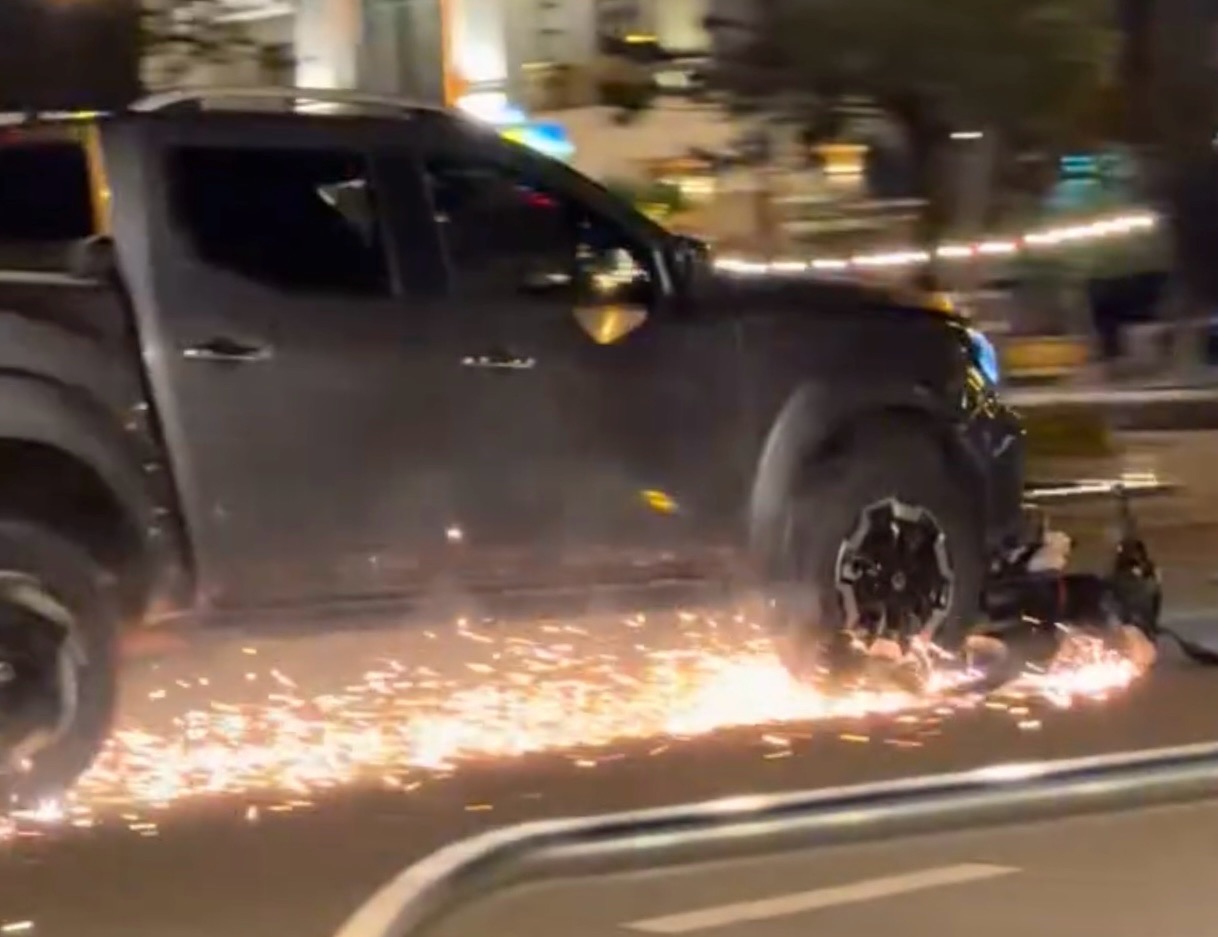 Xe ô tô kéo lê xe máy gây tia lửa trên mặt đường. Ảnh: Người dân cung cấp