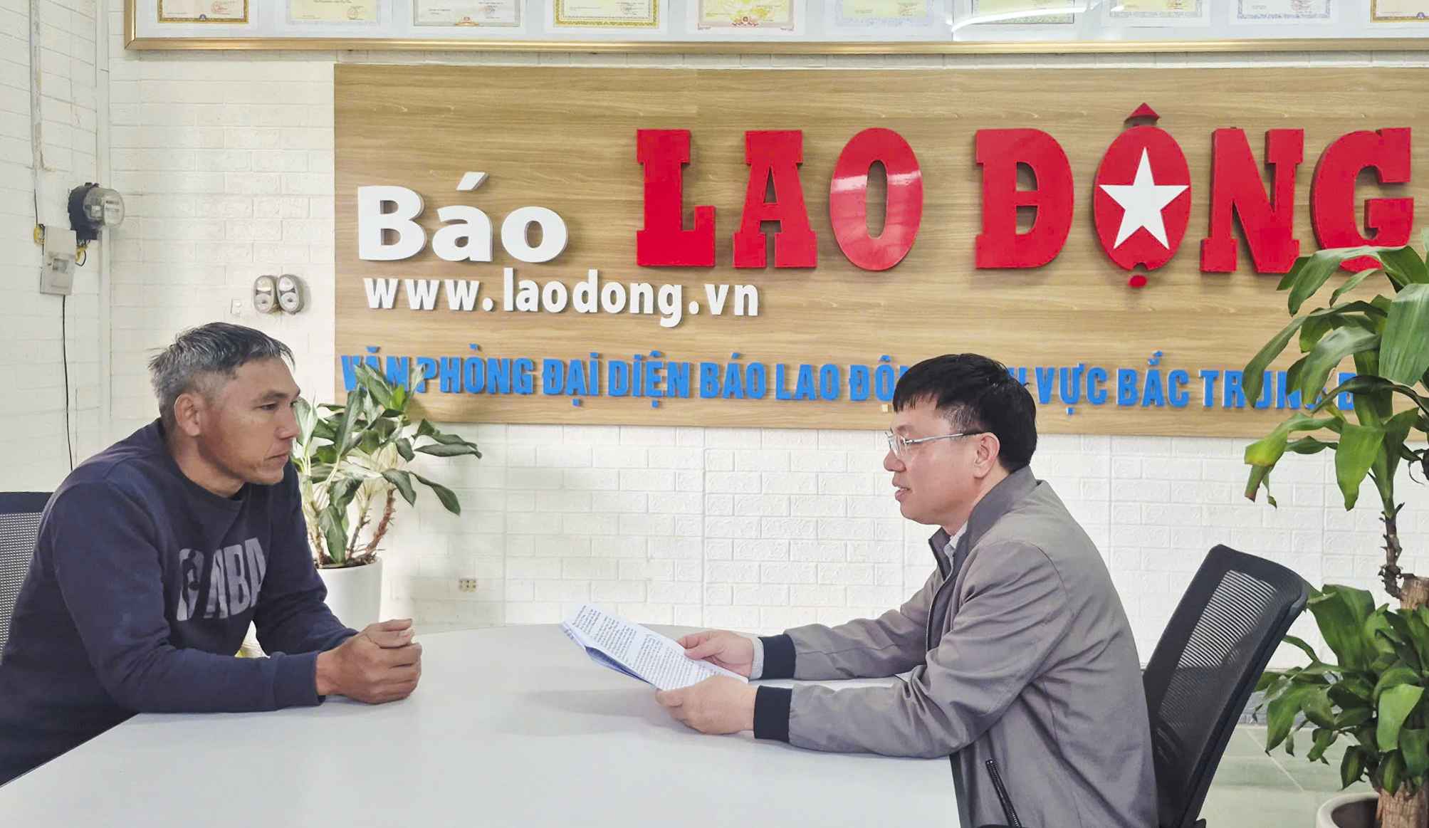 Ông Nguyễn Cảnh Đức (SN 1979, trú xã Xuân Lâm, Nghệ An) phản ánh sự việc với phóng viên Báo Lao Động. Ảnh: Ngọc Anh