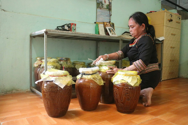 Nhiều gia đình khác cũng giữ gìn bí quyết ủ men nấu rượu cần bằng lá cây trên rừng, gạo và nước. Ảnh: Thanh Tuấn