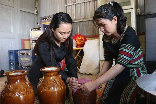 Ms. Y Man carefully packages and ferments rice wine during the Lunar New Year. Photo: Thanh Tuan