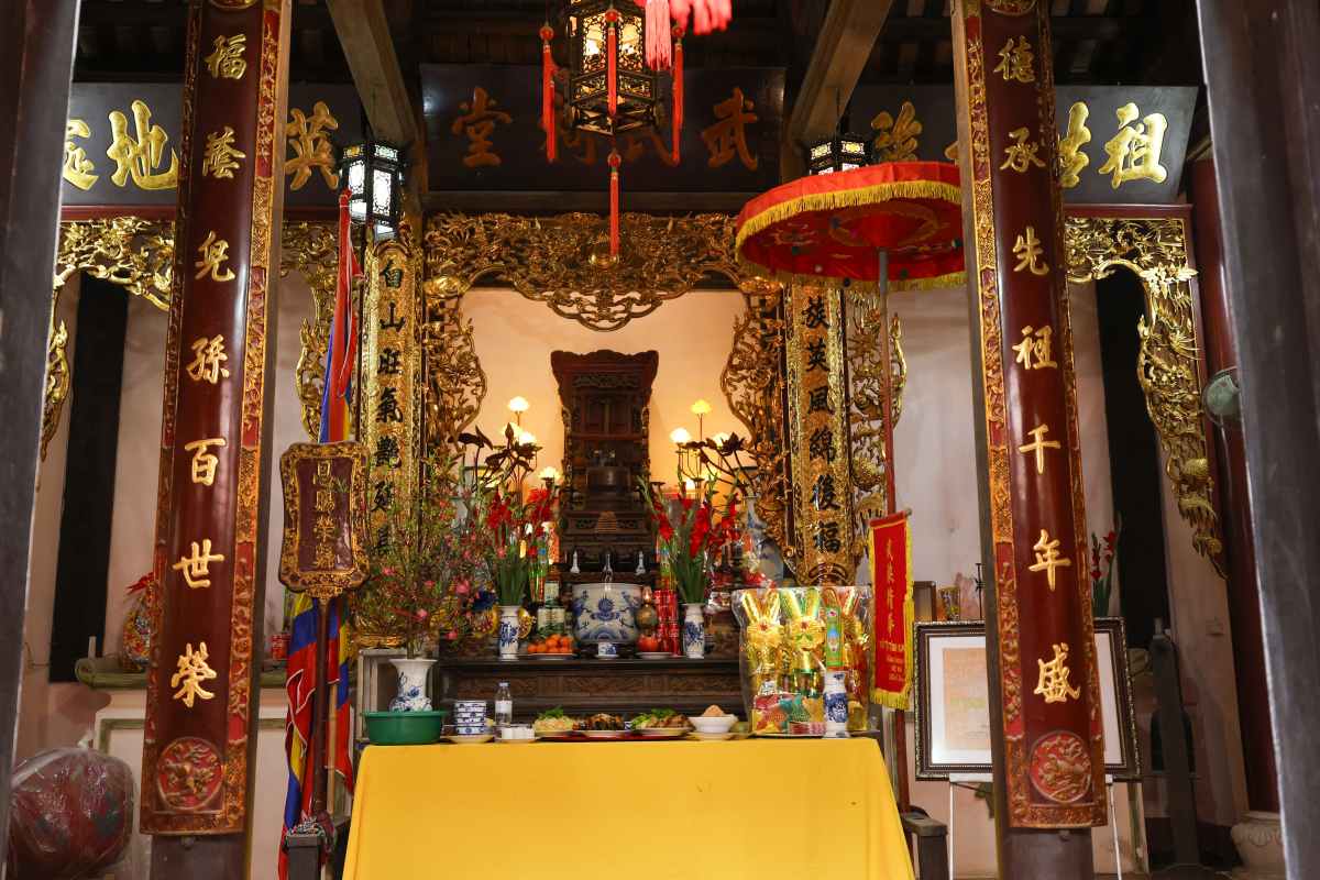 Dịp Tết là lúc các gia đình tất bật dọn nhà, chuẩn bị mâm lễ cúng gia tiên. Ảnh: Hải Nguyễn