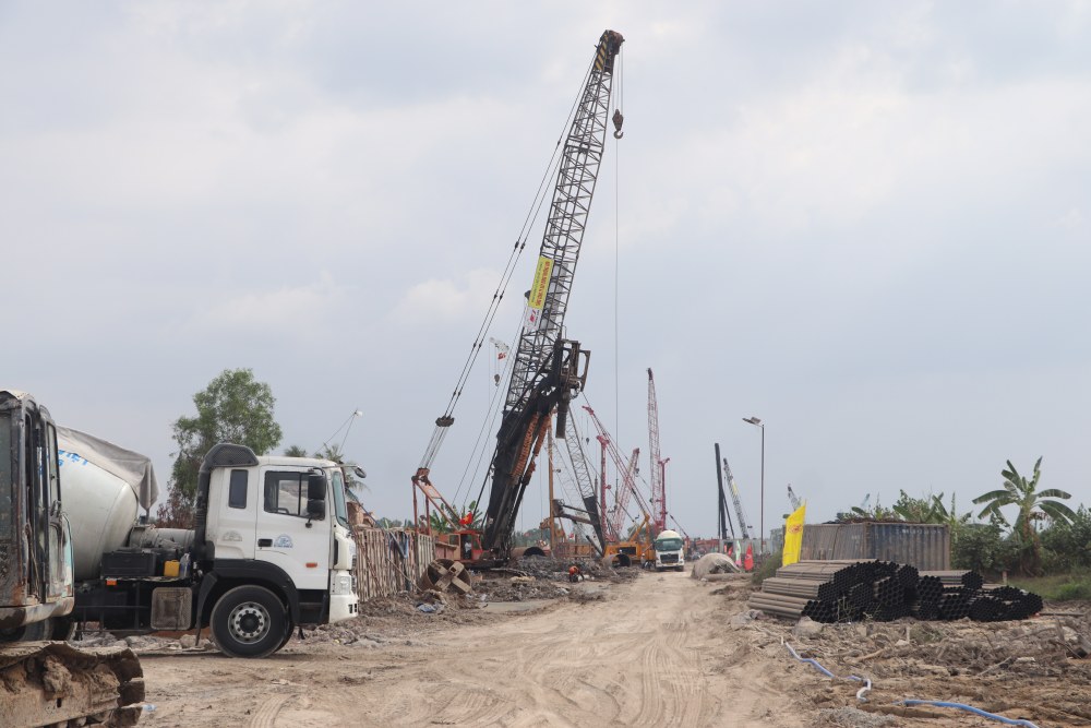 Trên công trường cao tốc Cà Mau - Đất Mũi những ngày Tết. Ảnh: Nhật Hồ.