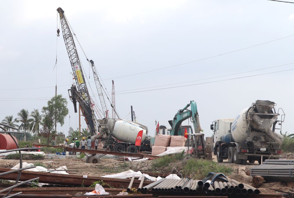 Giữ nhịp lao động trên công trường cao tốc Cà Mau - Đất Mũi trong những ngày Tết. Ảnh: Nhật Hồ.