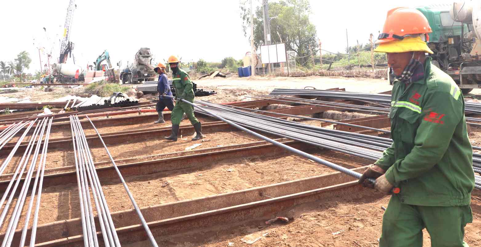 Lao động trên công trường cao tốc Cà Mau - Đất Mũi. Ảnh: Nhật Hồ.