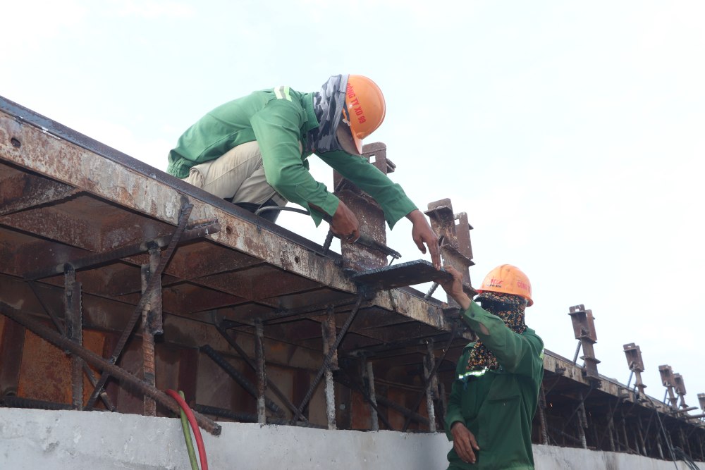 Workers working throughout Tet at the Ca Mau - Dat Mui expressway construction site. Photo: Nhat Ho