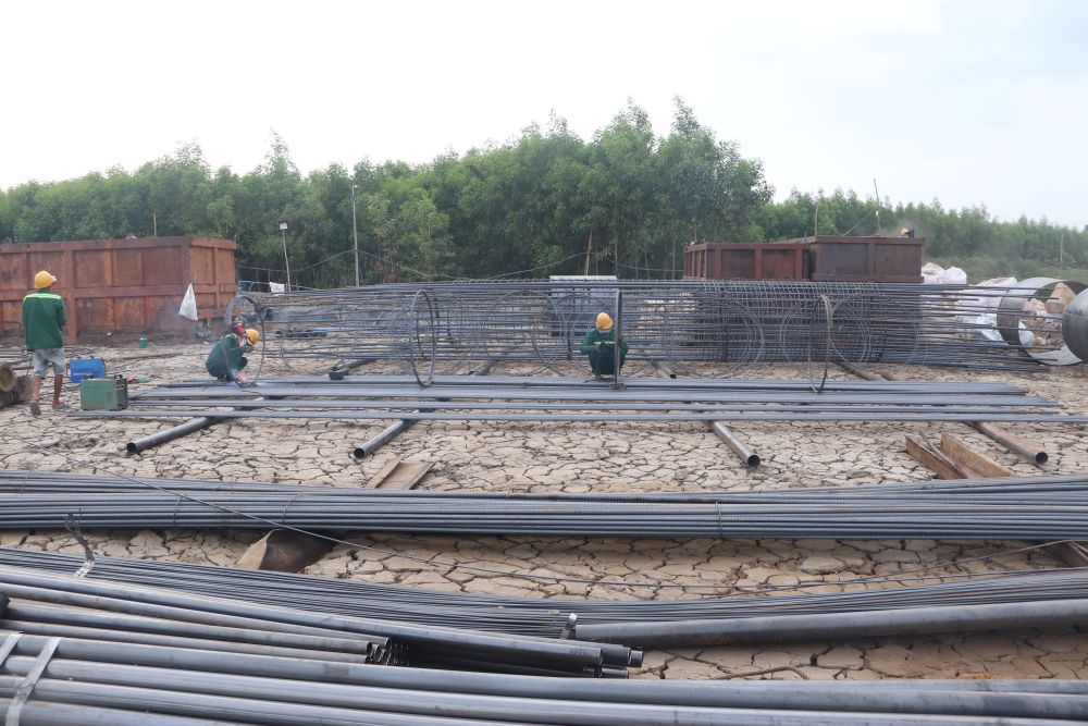 Công nhân thi công trên công trường cao tốc Cà Mau - Đất Mũi xuyên Tết Nguyên đán Bính Ngọ 2026. Ảnh: Nhật Hồ.